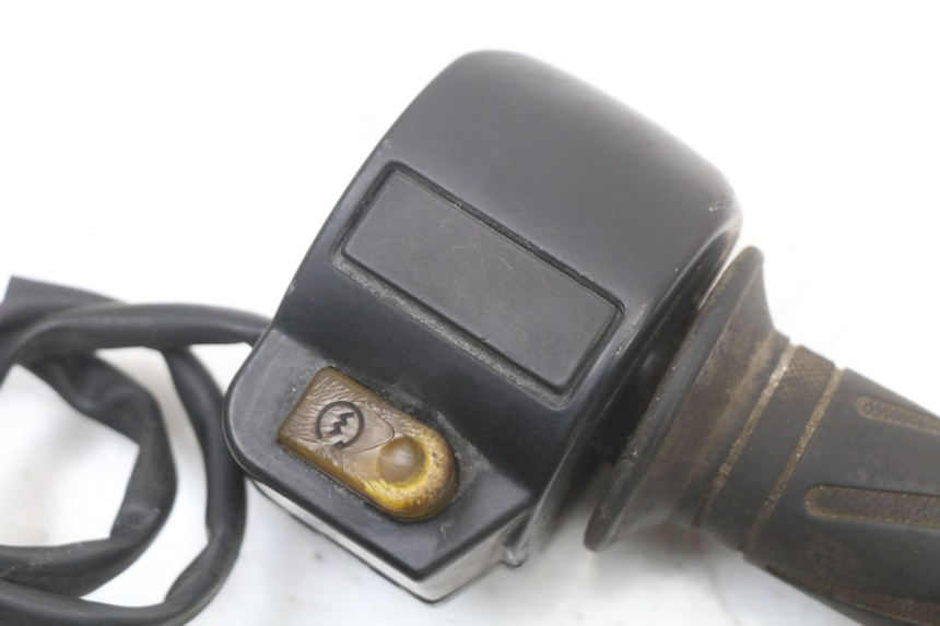 photo de COMANDO DIREITO PEUGEOT KISBEE 4T 50 (2010 - 2017) - Detalhe da peça