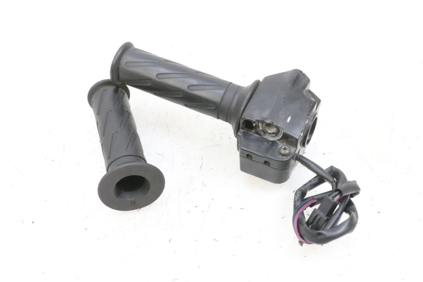 photo de COMANDO DIREITO PEUGEOT KISBEE 4T 50 (2010 - 2017) - Zoom do estado de desgaste
