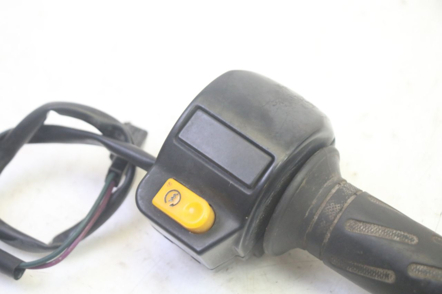 photo de COMANDO DIREITO PEUGEOT KISBEE 4T 50 (2010 - 2017) - Detalhe da peça