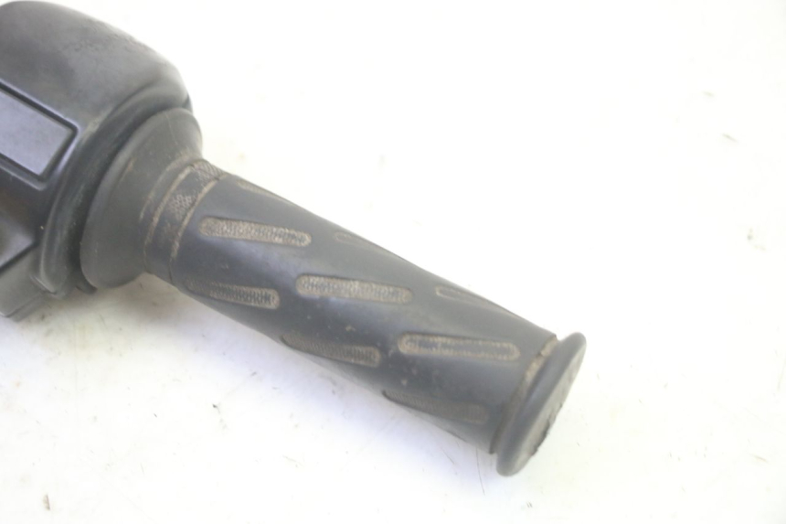 photo de COMANDO DIREITO PEUGEOT KISBEE 4T 50 (2010 - 2017) - Zoom do estado de desgaste