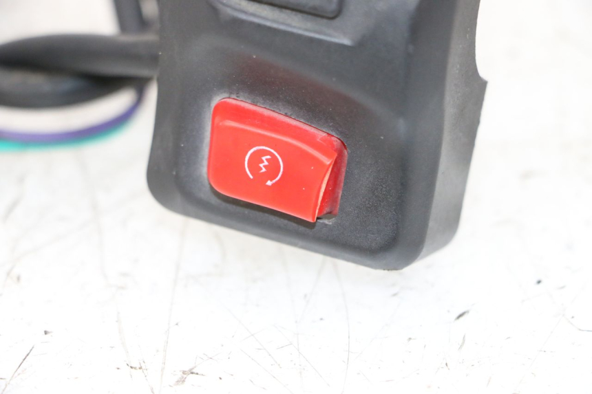 photo de COMANDO DIREITO PEUGEOT KISBEE 4T 50 (2010 - 2017) - Pontos de fixação