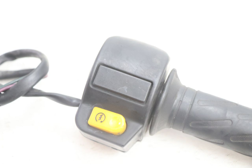 photo de COMANDO DIREITO PEUGEOT KISBEE 4T 50 (2010 - 2017) - Detalhe da peça