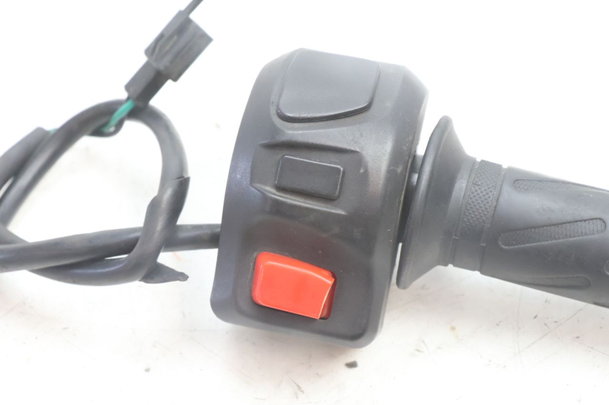 photo de COMANDO DIREITO PEUGEOT KISBEE 4T 50 (2010 - 2017) - Detalhe da peça