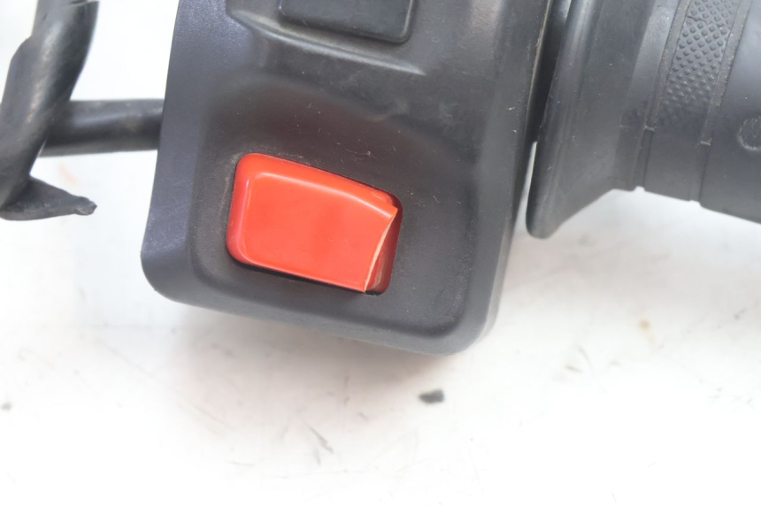 photo de COMANDO DIREITO PEUGEOT KISBEE 4T 50 (2010 - 2017) - Zoom do estado de desgaste