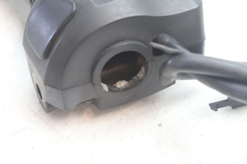 photo de COMANDO DIREITO PEUGEOT KISBEE 4T 50 (2010 - 2017) - Estado da superfície