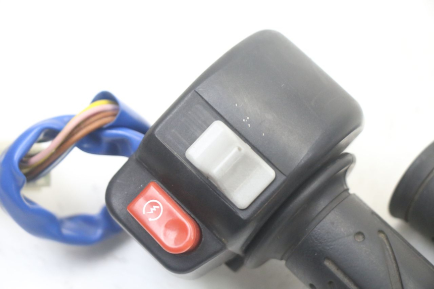 photo de COMANDO DIREITO KYMCO PEOPLE S 125 (2000 - 2008) - Detalhe da peça