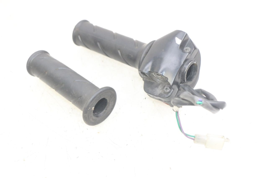 photo de COMANDO DIREITO PEUGEOT LUDIX 50 (2005 - 2007) - Detalhe da peça