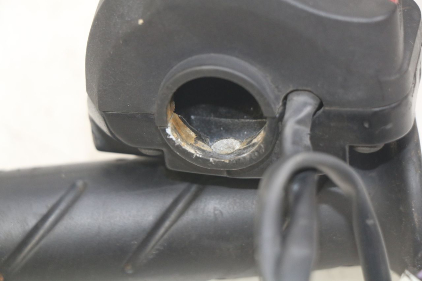 photo de COMANDO DIREITO PEUGEOT LUDIX 50 (2005 - 2007) - Zoom do estado de desgaste