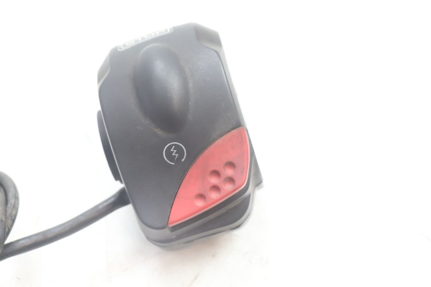 photo de COMUTADOR DIREITO PEUGEOT LUDIX PRO 2T 50 (2010 - 2017) - Detalhe da peça