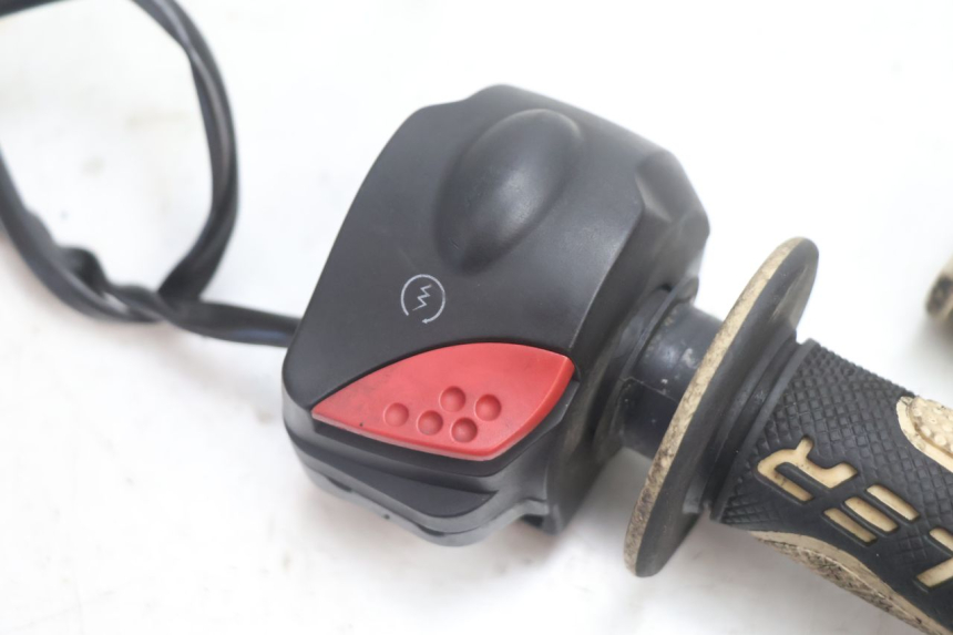 photo de COMANDO DIREITO PEUGEOT LUDIX SNAKE 2T 50 (2004 - 2014) - Detalhe da peça