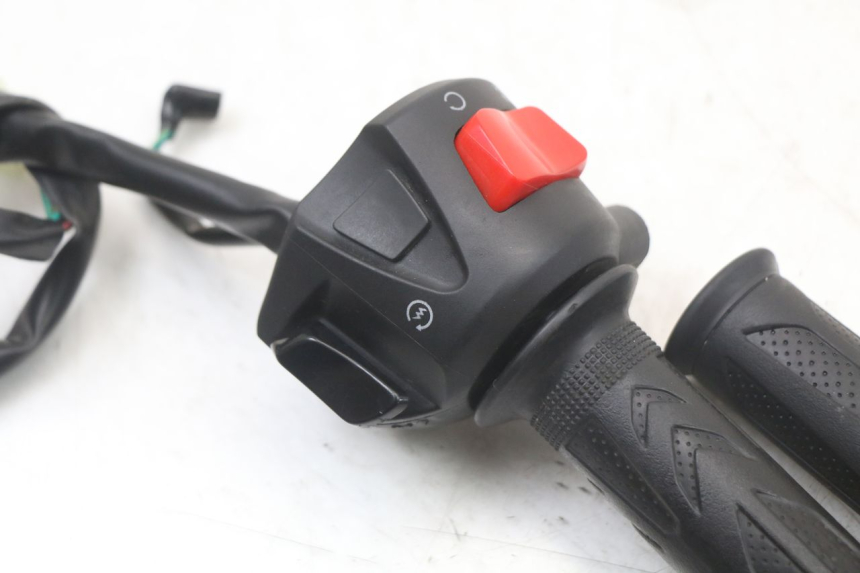 photo de COMANDO DIREITO MASAI SCRAMBLER SPORT 125 (2021 - 2025) - Zoom do estado de desgaste