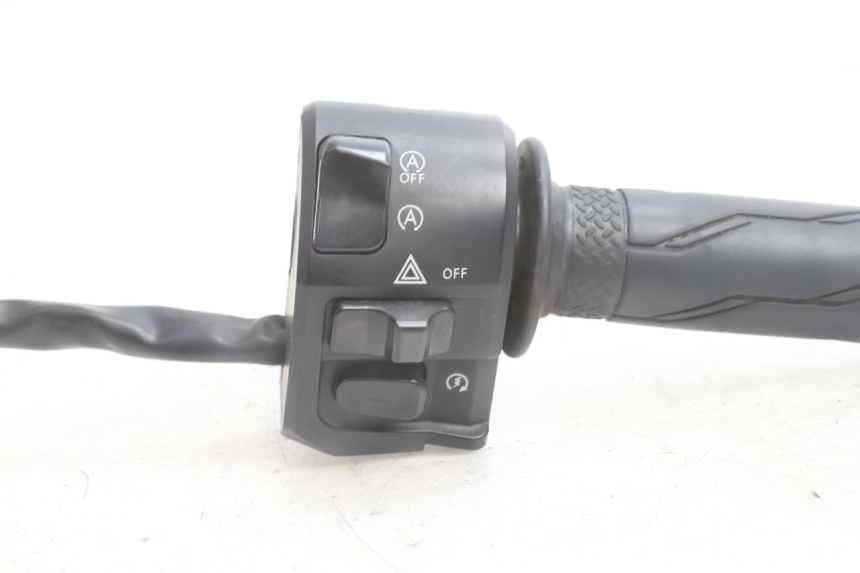 photo de COMUTADOR DIREITO YAMAHA N-MAX NMAX 125 (2021 - 2024) - Zoom do estado de desgaste