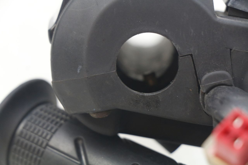photo de COMANDO DIREITO HONDA PCX (JF57/JF64) 125 (2014 - 2018) - Zoom do estado de desgaste