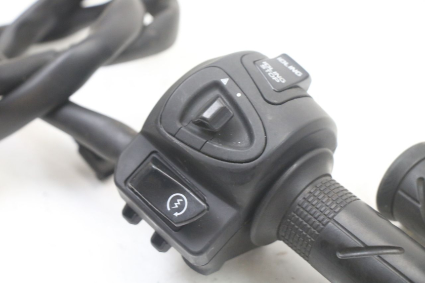 photo de COMANDO DIREITO HONDA PCX (JF57/JF64) 125 (2014 - 2018) - Detalhe da peça