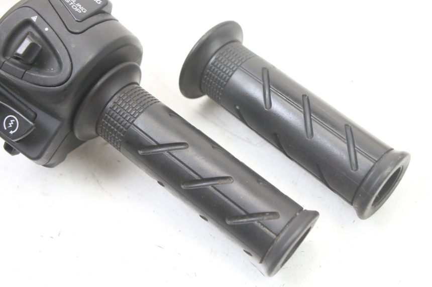 photo de COMANDO DIREITO HONDA PCX (JF57/JF64) 125 (2014 - 2018) - Zoom do estado de desgaste
