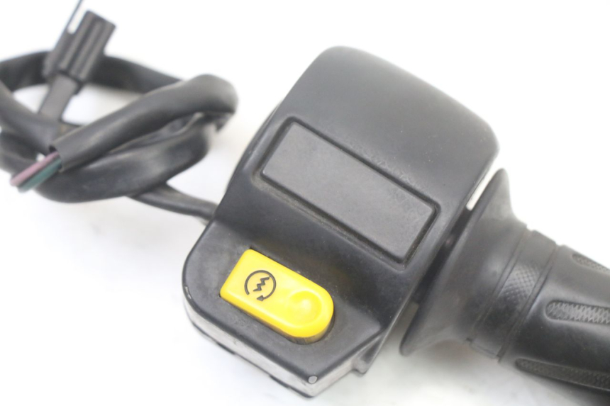photo de COMANDO DIREITO PEUGEOT KISBEE 2T 50 (2010 - 2017) - Detalhe da peça