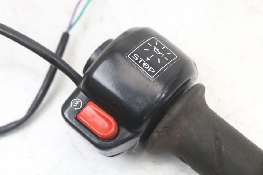 photo de COMANDO DIREITO PEUGEOT LUDIX 50 (2005 - 2007) - Zoom do estado de desgaste