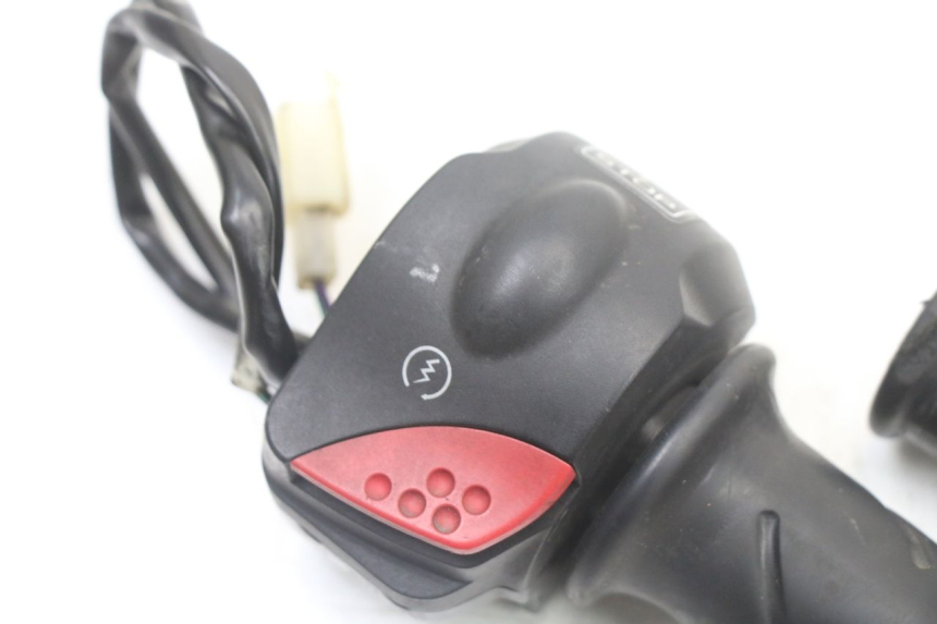 photo de COMANDO DIREITO PEUGEOT TREKKER TKR 50 (2005 - 2014) - Detalhe da peça