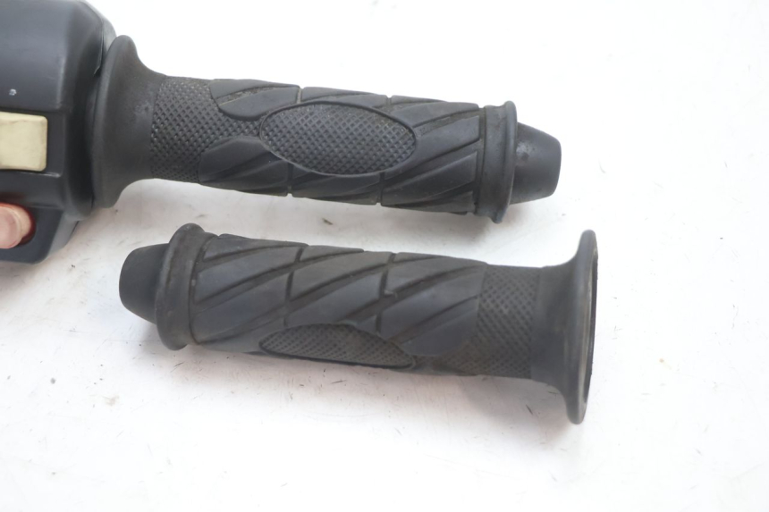 photo de COMANDO DIREITO KEEWAY RY6 2T 50 (2011 - 2019) - Zoom do estado de desgaste