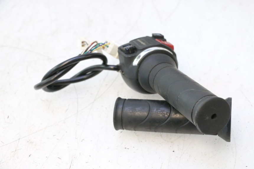 photo de COMUTADOR DIREITO BAIKU SAKURA 1 (2021 - 2025) - Zoom do estado de desgaste