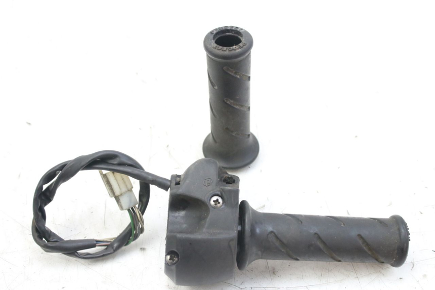 photo de COMANDO DIREITO PEUGEOT SATELIS 125 (2010 - 2012) - Detalhe da peça