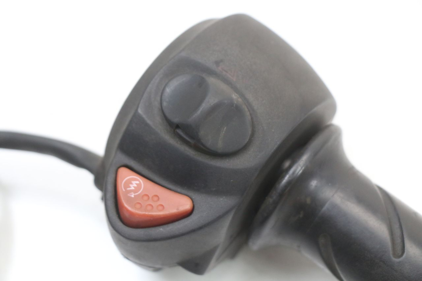 photo de COMANDO DIREITO PEUGEOT SATELIS 125 (2010 - 2012) - Zoom do estado de desgaste