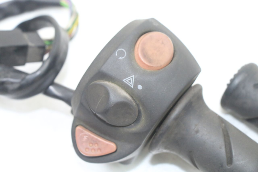 photo de COMANDO DIREITO PEUGEOT SATELIS 125 (2013 - 2018) - Detalhe da peça