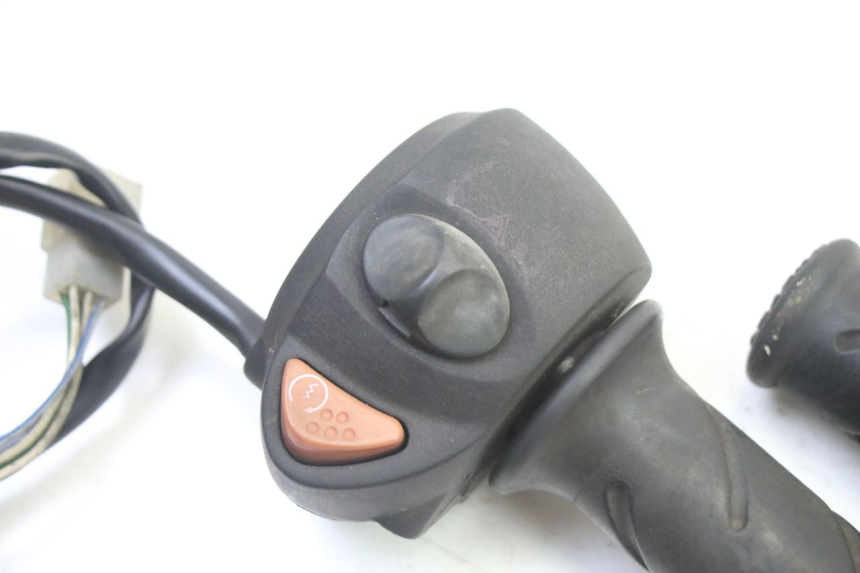 photo de COMANDO DIREITO PEUGEOT SATELIS 250 (2006 - 2012) - Detalhe da peça