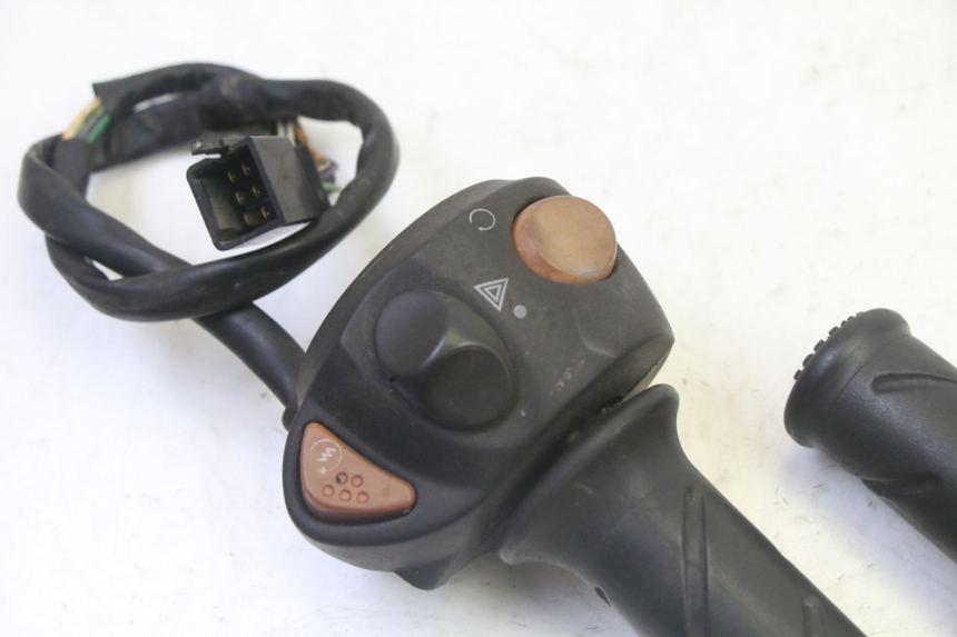photo de COMANDO DIREITO PEUGEOT SATELIS 125 (2013 - 2018) - Detalhe da peça