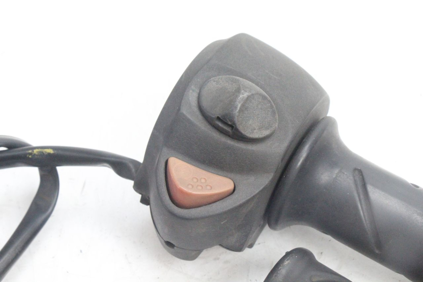 photo de COMANDO DIREITO PEUGEOT SATELIS 125 (2006 - 2009) - Zoom do estado de desgaste