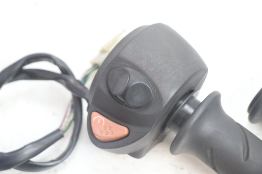 photo de COMANDO DIREITO PEUGEOT SATELIS 125 (2006 - 2009) - Detalhe da peça