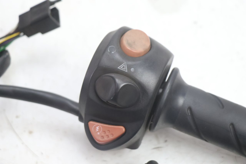 photo de COMANDO DIREITO PEUGEOT SATELIS 125 (2013 - 2018) - Detalhe da peça