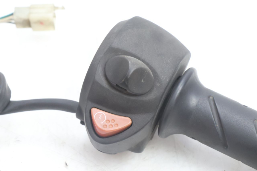 photo de COMANDO DIREITO PEUGEOT SATELIS 125 (2006 - 2009) - Detalhe da peça