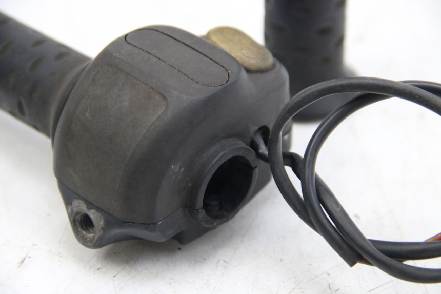 photo de COMANDO DIREITO APRILIA SCARABEO 4T 50 (2009 - 2017) - Detalhe da peça