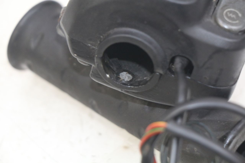 photo de COMANDO DIREITO APRILIA SCARABEO 100 (2003 - 2012) - Zoom do estado de desgaste