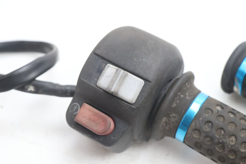 photo de COMANDO DIREITO PEUGEOT SPEEDFIGHT LC 50 (1996 - 2002) - Detalhe da peça