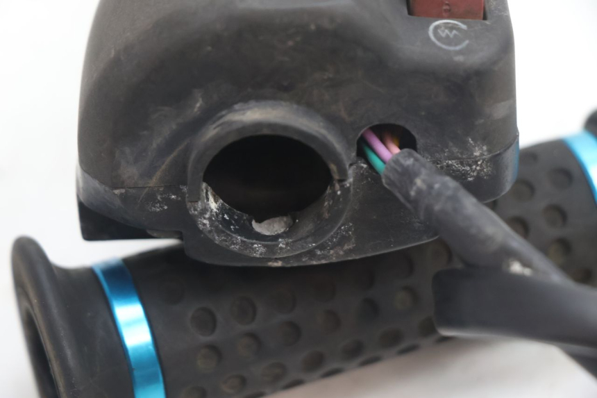 photo de COMANDO DIREITO PEUGEOT SPEEDFIGHT LC 50 (1996 - 2002) - Pontos de fixação
