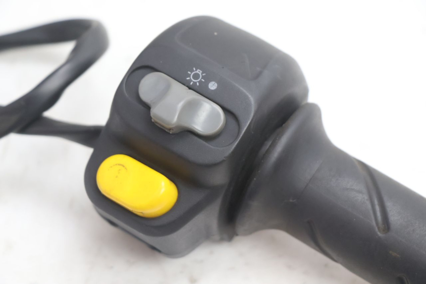 photo de COMANDO DIREITO PEUGEOT SPEEDFIGHT LC 50 (1996 - 2002) - Detalhe da peça