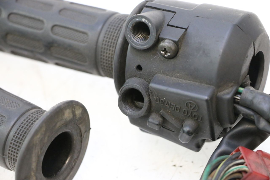 photo de COMUTADOR DIREITO HONDA ST PAN EUROPEAN 1100 (1990 - 2002) - Pontos de fixação