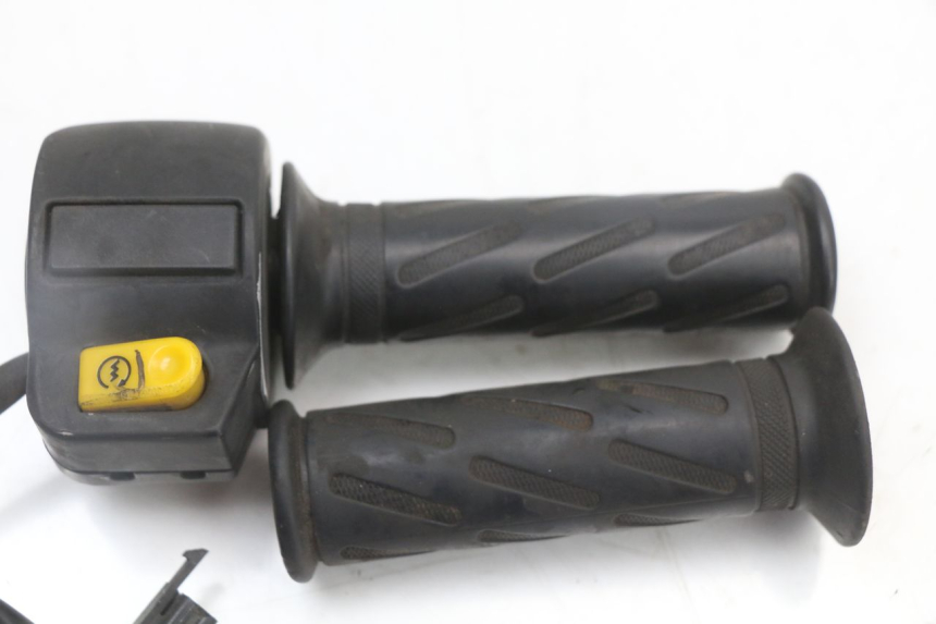 photo de COMANDO DIREITO PEUGEOT STREETZONE 2T 50 (2014 - 2019) - Detalhe da peça