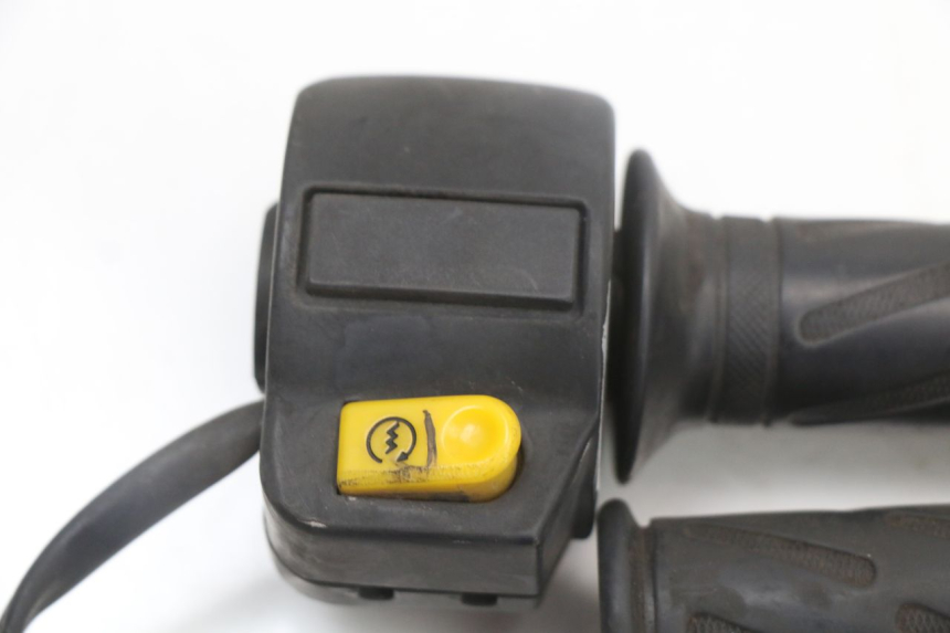photo de COMANDO DIREITO PEUGEOT STREETZONE 2T 50 (2014 - 2019) - Zoom do estado de desgaste