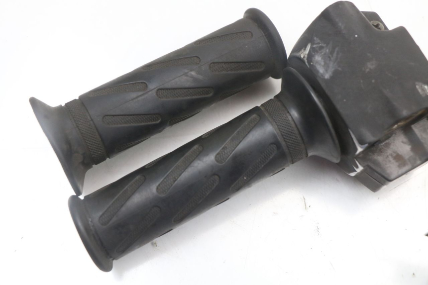 photo de COMANDO DIREITO PEUGEOT STREETZONE 2T 50 (2014 - 2019) - Pontos de fixação