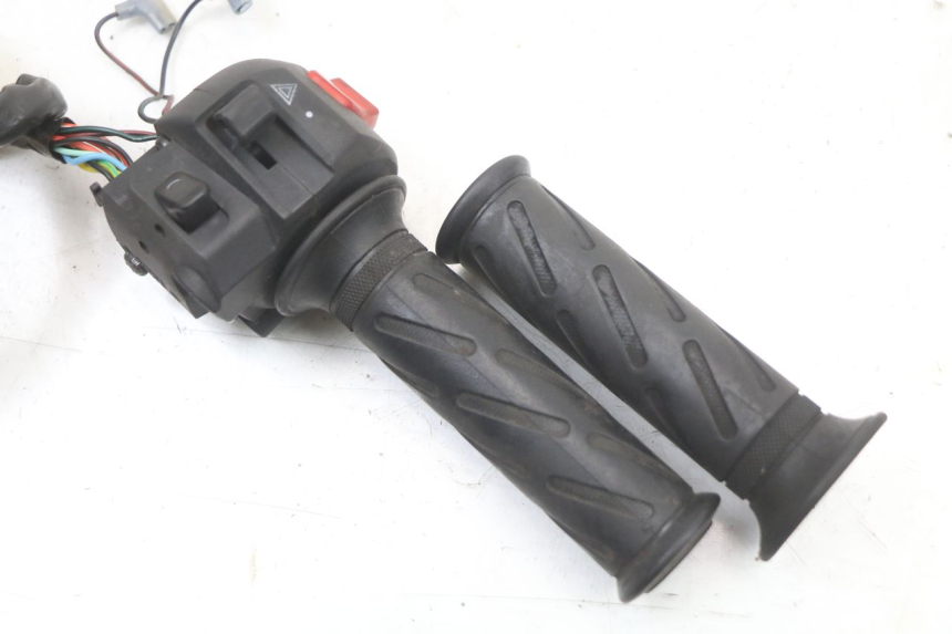 photo de COMANDO DIREITO SUZUKI BURGMAN 125 (2018 - 2021) - Detalhe da peça