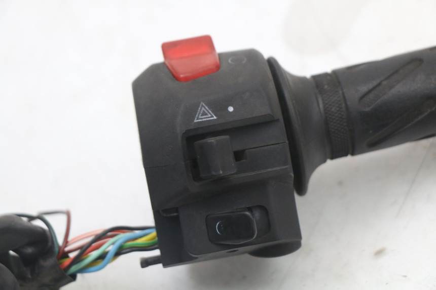 photo de COMANDO DIREITO SUZUKI BURGMAN 125 (2018 - 2021) - Zoom do estado de desgaste