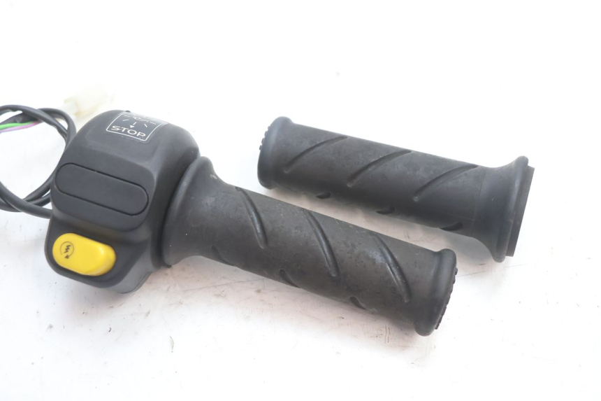photo de COMANDO DIREITO PEUGEOT TKR TREKKER FURIOUS 50 (2005 - 2014) - Detalhe da peça