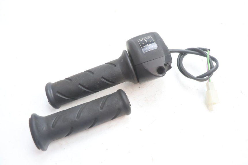 photo de COMANDO DIREITO PEUGEOT TKR TREKKER FURIOUS 50 (2005 - 2014) - Outro ângulo de visão