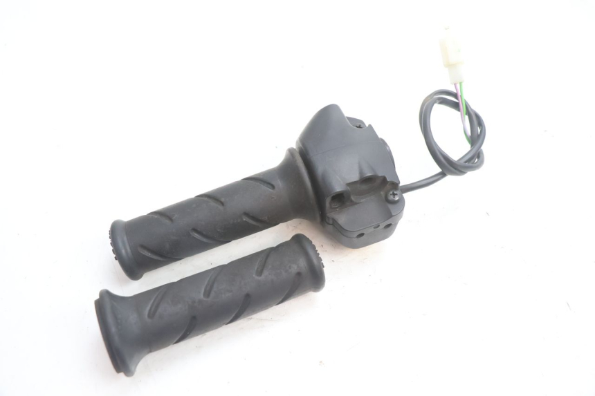 photo de COMANDO DIREITO PEUGEOT TKR TREKKER FURIOUS 50 (2005 - 2014) - Ampliação técnica