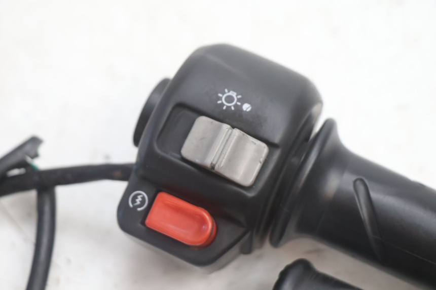 photo de COMANDO DIREITO PEUGEOT TREKKER 50 (1995 - 2004) - Detalhe da peça