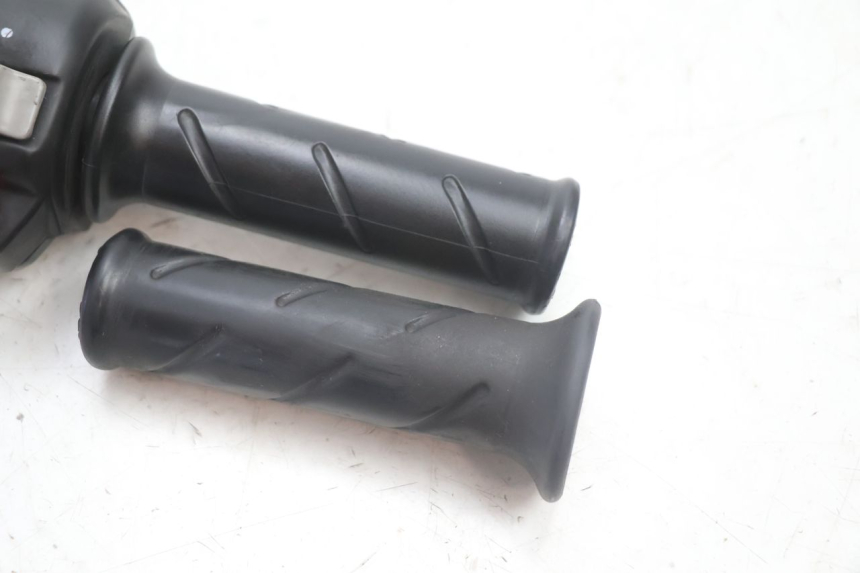 photo de COMANDO DIREITO PEUGEOT TREKKER 50 (1995 - 2004) - Zoom do estado de desgaste