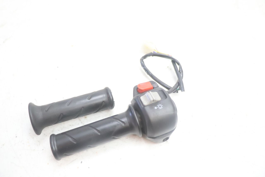 photo de COMANDO DIREITO PEUGEOT TREKKER 50 (1995 - 2004) - Outro ângulo de visão